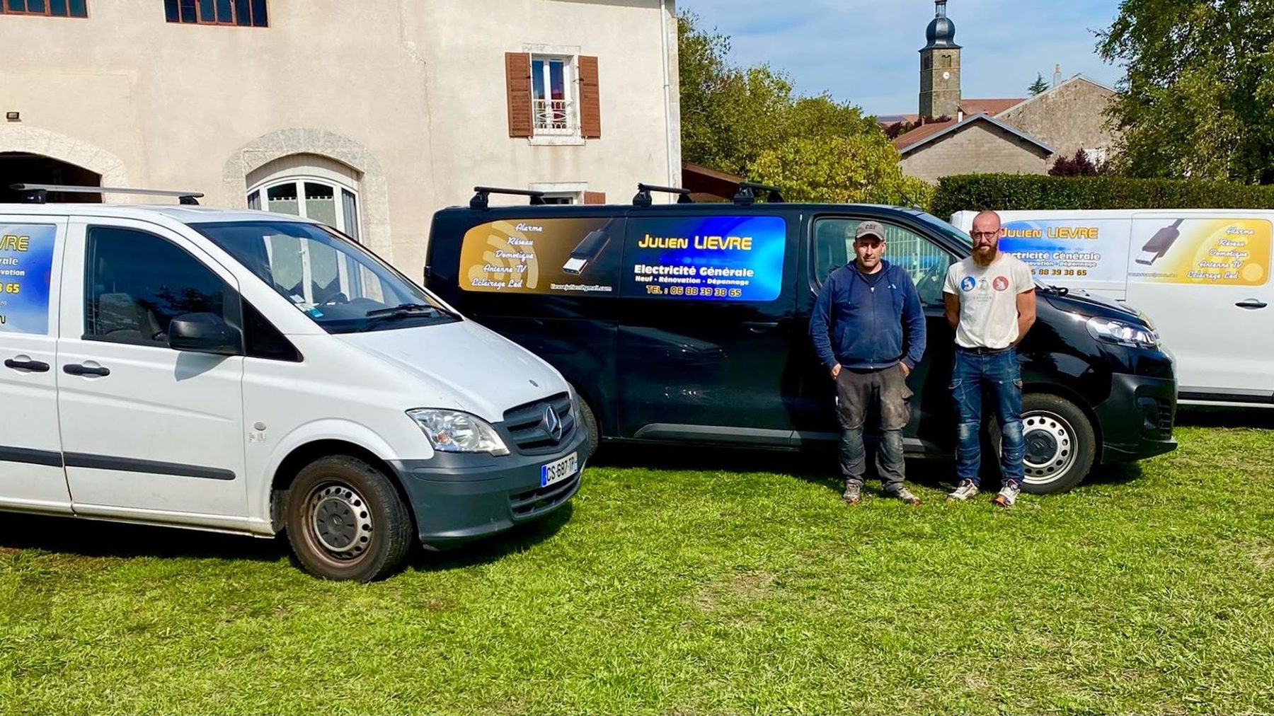Deux électriciens devant les trois camionnettes Julien Lièvre