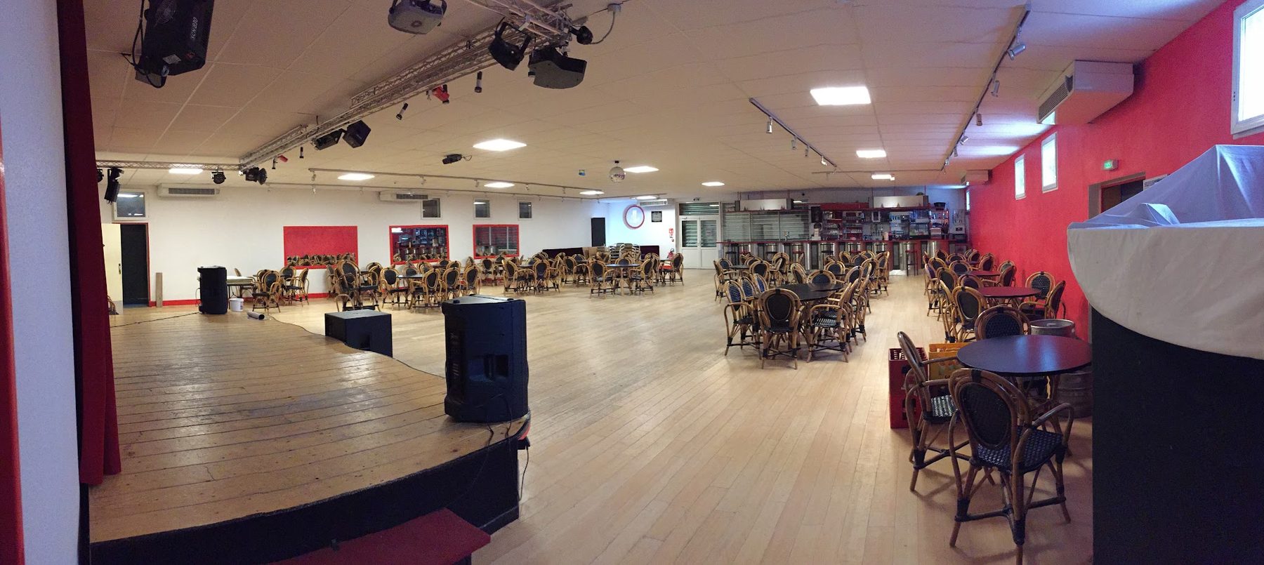 Grande salle avec scène, dalles LED et projecteurs